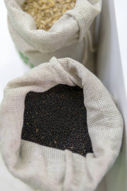 Bir çanta içinde küçük siyah çilek.