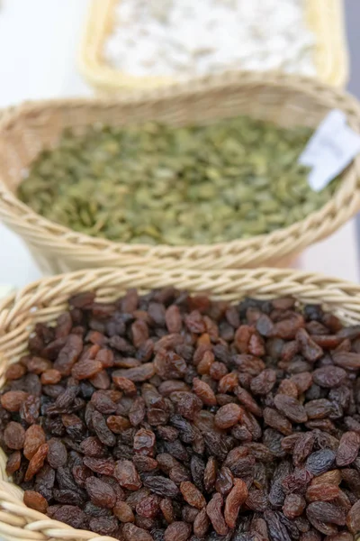 Brown Raisins Basket — Stock Photo, Image