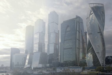 Günbatımı ışınları içinde gökdelenler.