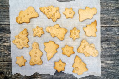 Gingerbread çerezleri Noel fırında pişmiş hamur, rakamları. Kagit üzerinde. Noel yemek kavramı.