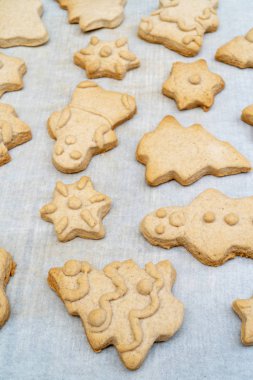 Gingerbread çerezleri Noel fırında pişmiş hamur, rakamları. Kagit üzerinde. Noel yemek kavramı.