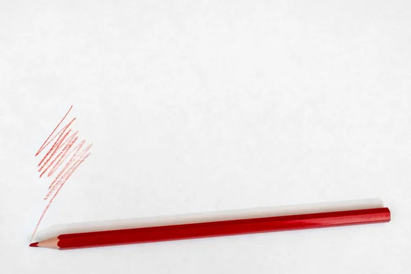 Κόκκινο Μολύβι Γράφοντας Λευκό Χαρτί — Φωτογραφία Αρχείου