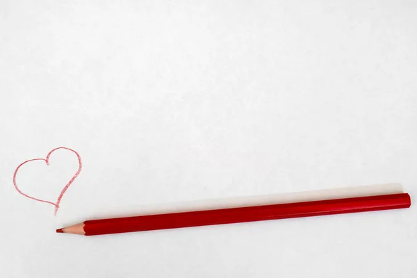 Lápis Vermelho Escrito Papel Branco Coração Desenhado Papel Branco — Fotografia de Stock