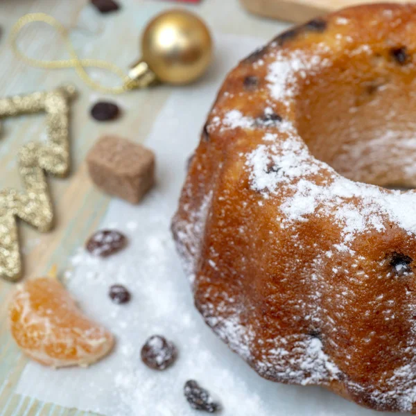 Taze mandalina, lezzetli ev yapımı pasta pişmiş kuru üzüm. Noel süsleri. Tüm aile için tatil.