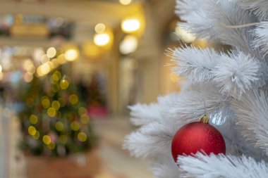 Noel arka plan - dalları, oyuncaklar, kar.