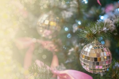 Noel arka plan - dalları, oyuncaklar, vurgular. Tebrikler için yer.