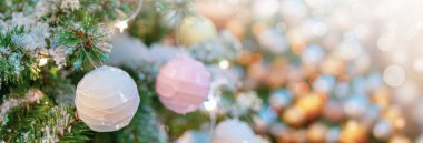 Noel arka plan - dalları, oyuncaklar, kar.