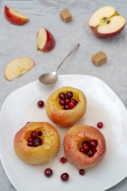 Çilek ile pişmiş elma.