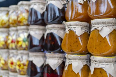 Çok renkli meyve ve Meyve reçeli cam kavanoz.