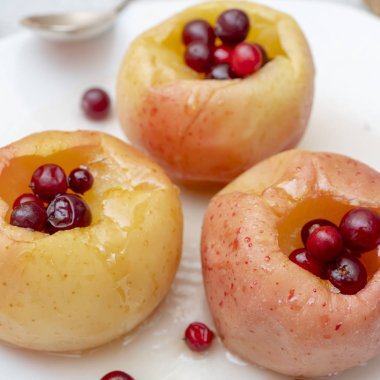 Çilek ile pişmiş elma.