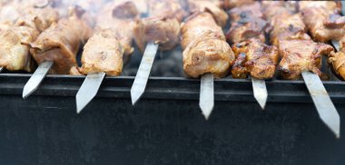 Kömürlerin üzerinde pişirme Barbekü.
