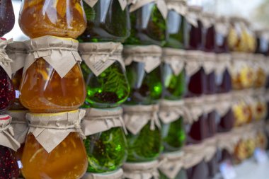 Çok renkli meyve ve Meyve reçeli cam kavanoz.