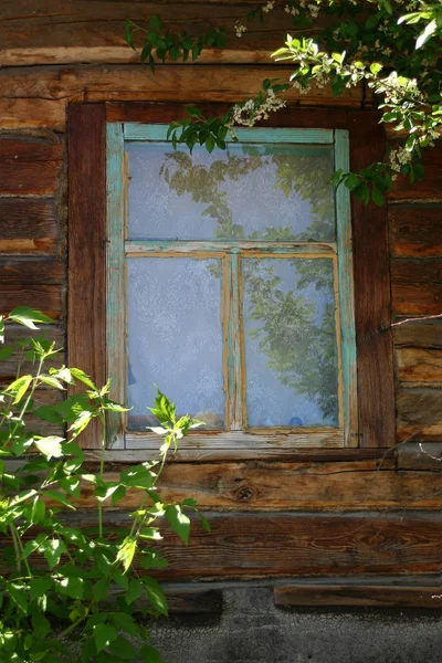 Fenster des alten Hauses — Stockfoto