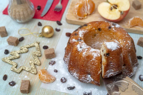 Frisch Gebackener Leckerer Hausgemachter Kuchen Mit Mandarinen Rosinen Weihnachtsdekoration Urlaub — Stockfoto