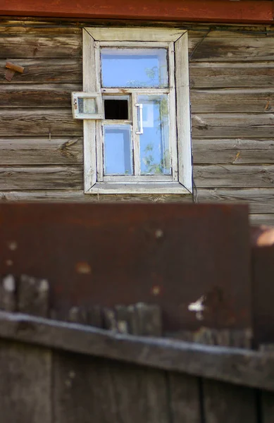 Fönster i det gamla huset — Stockfoto