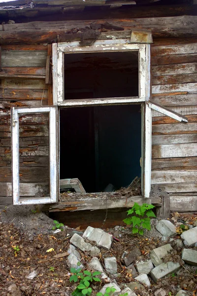 Fönster i det gamla huset — Stockfoto