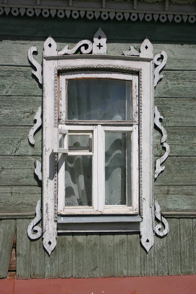 Fenêtre de la vieille maison — Photo