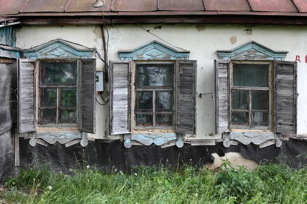 Finestra della vecchia casa — Foto Stock