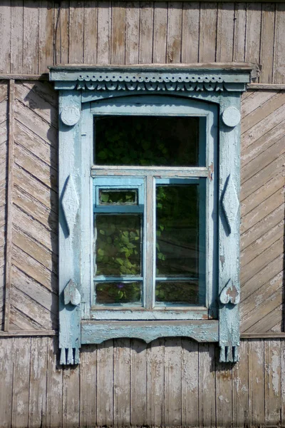 Raam van het oude huis — Stockfoto