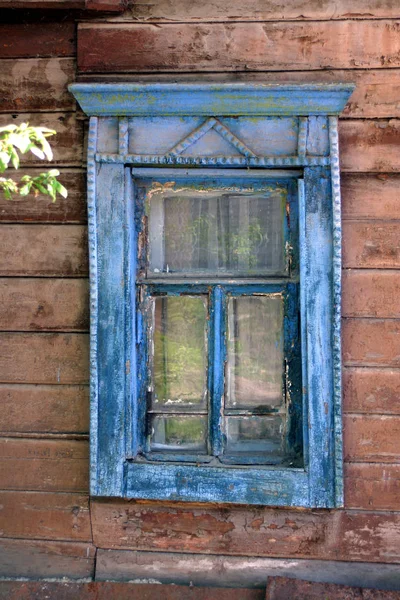 Raam van het oude huis — Stockfoto