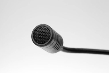 Beyaz bir arka plan üzerinde siyah bilgisayar mikrofon.