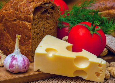 Vejetaryen natürmort. Peynir, sarımsak ve domates.