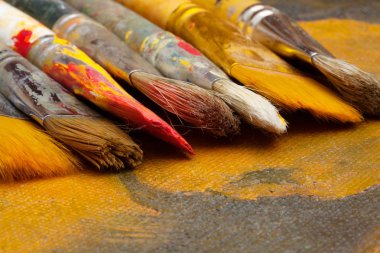 çeşitli sanatsal fırçaların tuval arka planı