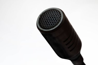 Beyaz bir arka plan üzerinde siyah bilgisayar mikrofon.