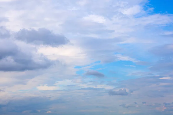 Nuvole Bianche Contro Cielo Blu Giorno Estate — Foto Stock