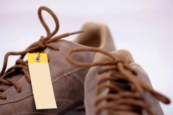 Zapatos Beige Con Una Etiqueta Sobre Fondo Blanco — Foto de Stock