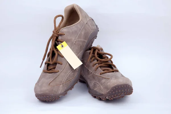Zapatos Beige Con Una Etiqueta Sobre Fondo Blanco — Foto de Stock