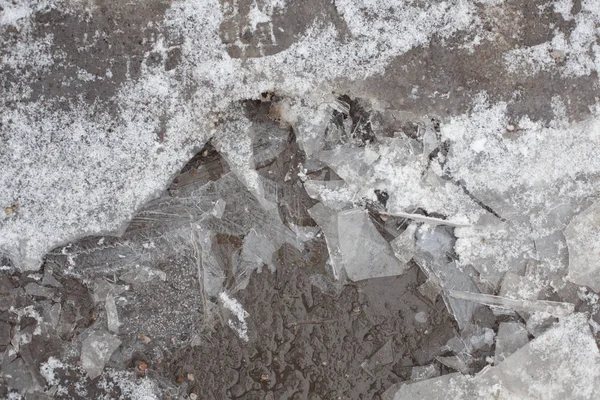 Λεπτή Και Εύθραυστη Παγετώνας Πάγο Κατεψυγμένα Λακκούβα Στην Άσφαλτο — Φωτογραφία Αρχείου