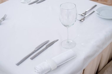 Lokantada masa hazır.