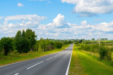 Bulutlu kırsal alan.