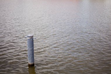 Su yüzey çıkıntılı bir metal ayağı ile