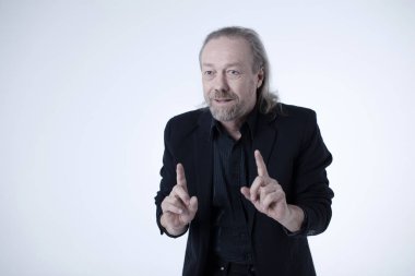 Studio poz neşeli, sakallı bir adam