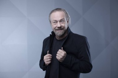 Studio poz neşeli, sakallı bir adam