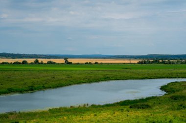 Bulutlu kırsal alan.