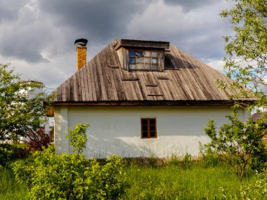 Bir köyde eski tipik beyaz ev