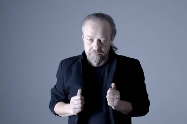 Studio poz neşeli, sakallı bir adam