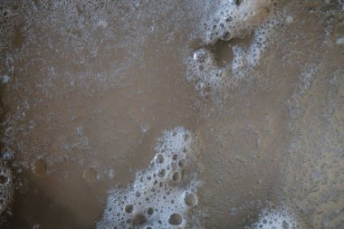 baloncuklar su yüzeyi