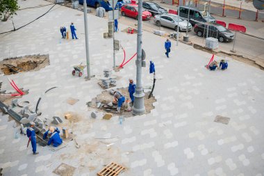 Sokakta kaldırımda fayans döşeme.