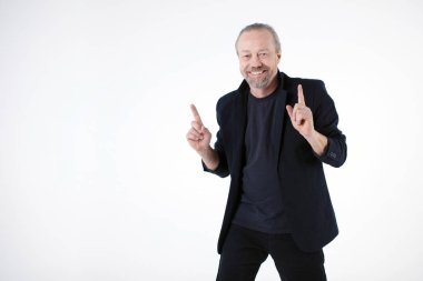 Studio poz neşeli, sakallı bir adam