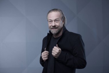 Studio poz neşeli, sakallı bir adam