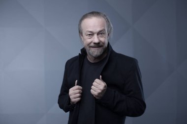 Studio poz neşeli, sakallı bir adam