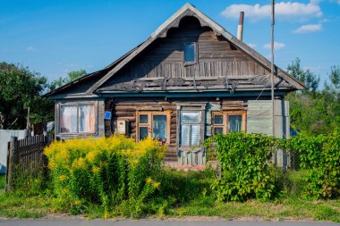 Eski ahşap evin çiçekli