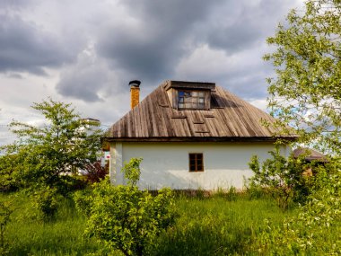Bir köyde eski tipik beyaz ev