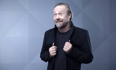 Studio poz neşeli, sakallı bir adam