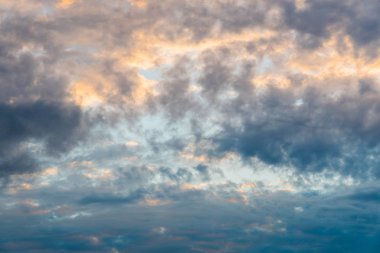 Bulutlu gökyüzü, kasvetli bulutlar.