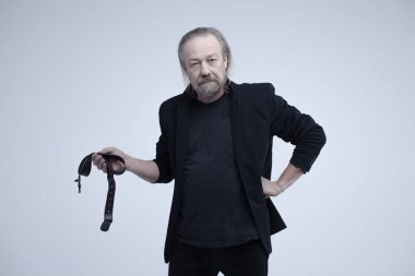 Kemerle elinde dostum. Bir kemer ceza tehdidi.